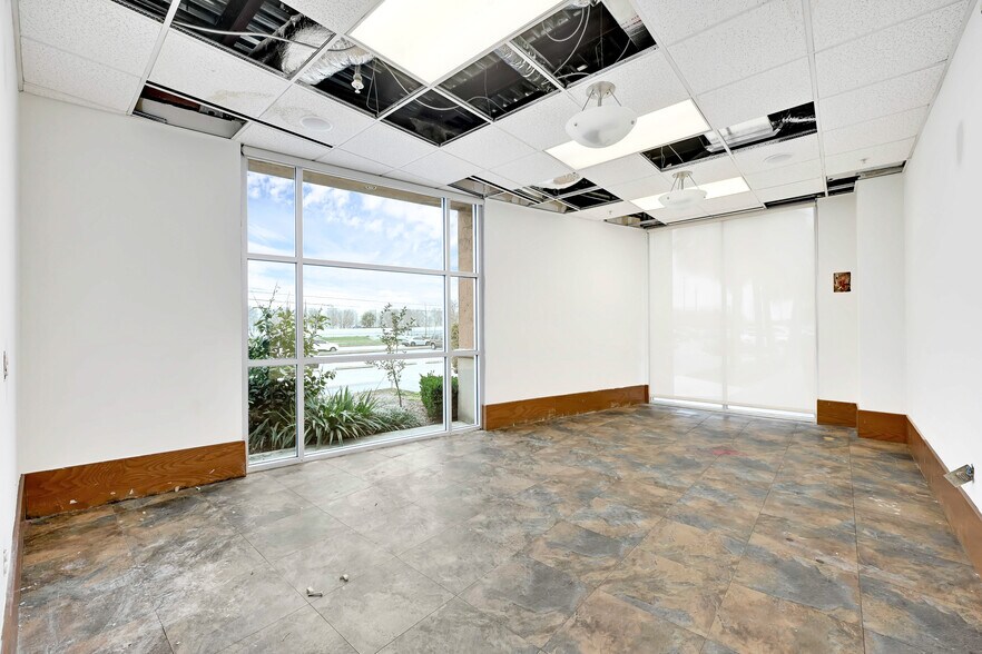 More Photos Of 7900 N Sam Houston Pky W, Houston Office For Lease
