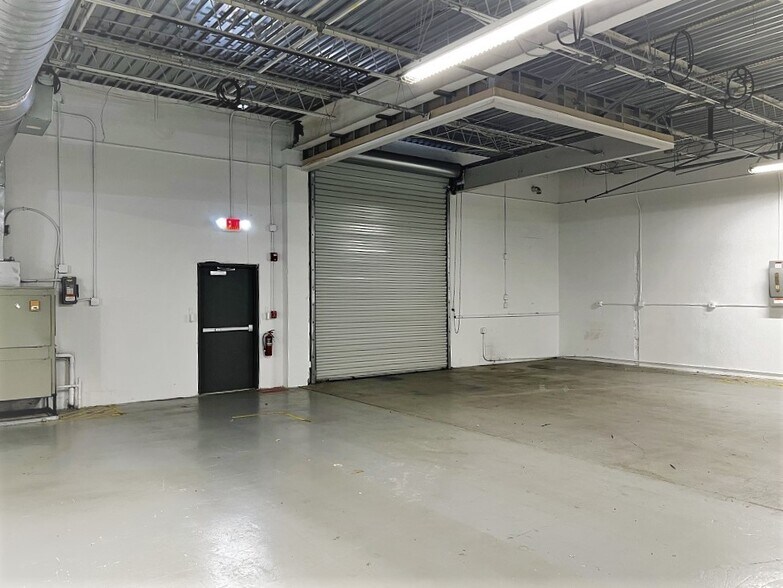 More Photos Of 6850 Cross Bayou Dr, Seminole Manufacturing For Lease