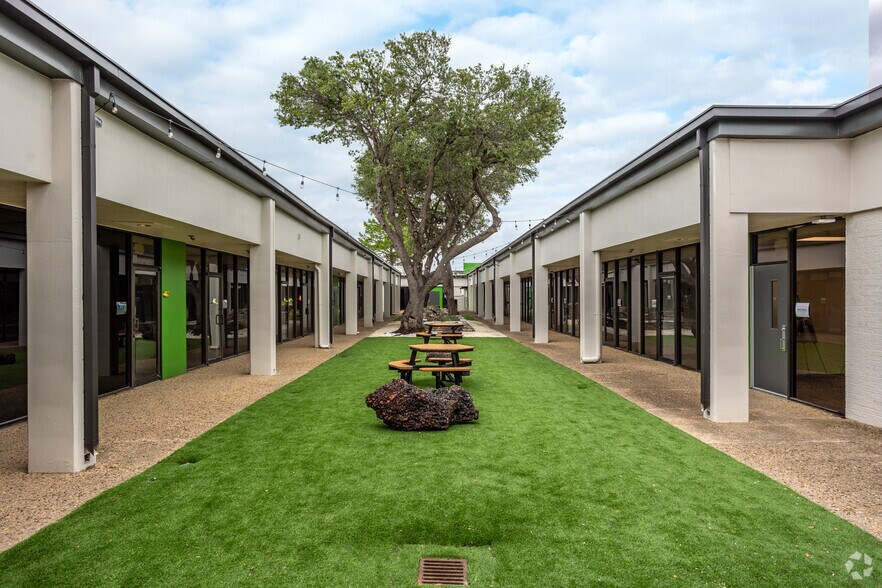 More Photos Of 1499 Regal Row, Dallas Restaurant For Lease