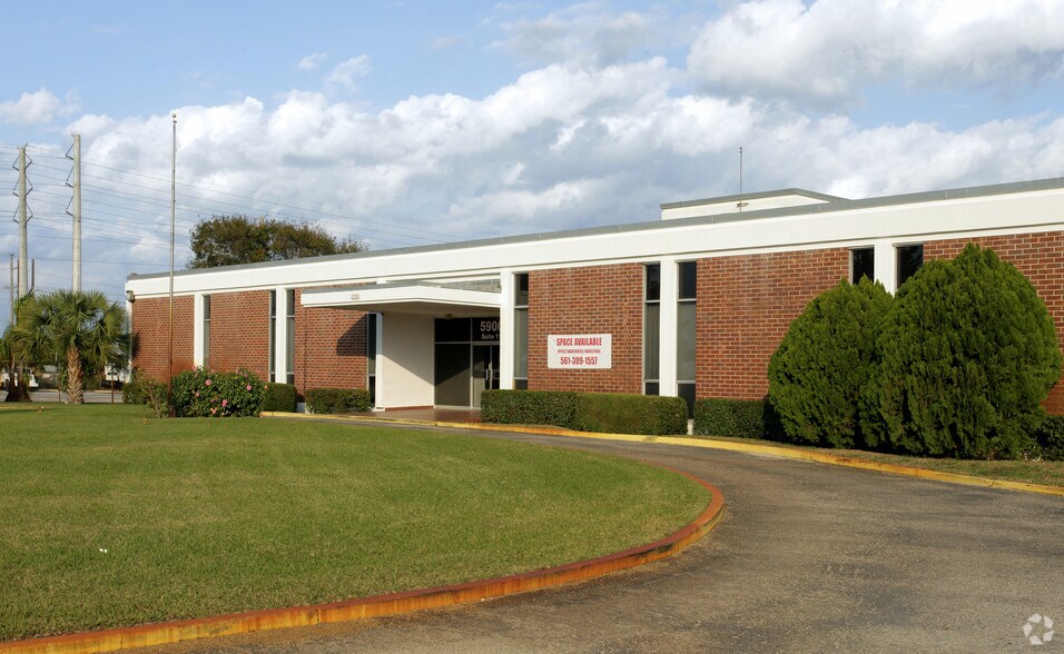 More Photos Of 5900 N Australian Ave, West Palm Beach Manufacturing For Lease