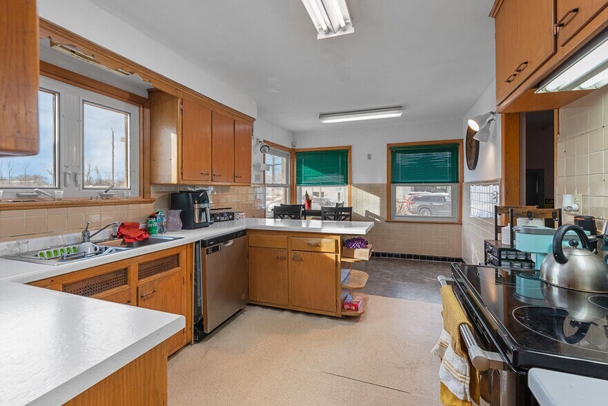 More Photos Of 1405 W Silver Spring Dr, Milwaukee Veterinarian Kennel For Sale