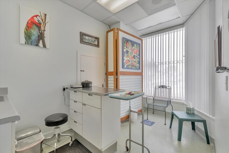 More Photos Of 2143-2145 Taraval St, San Francisco Veterinarian Kennel For Sale