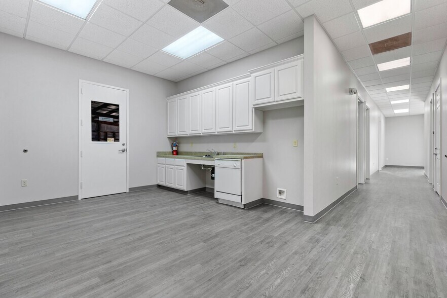 More Photos Of 3607 N Loop 336, Conroe Light Manufacturing For Lease