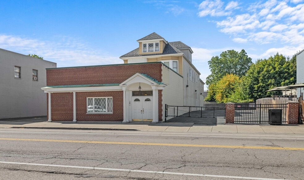 More Photos Of 1975 Seneca St, Buffalo Office For Sale