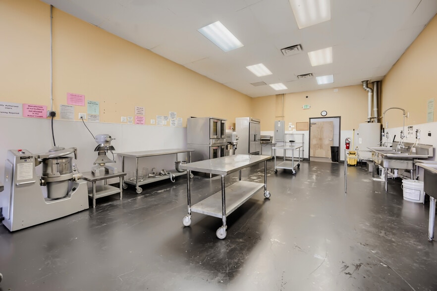 More Photos Of 4895-4897 Oakland St, Denver Food Processing For Sale