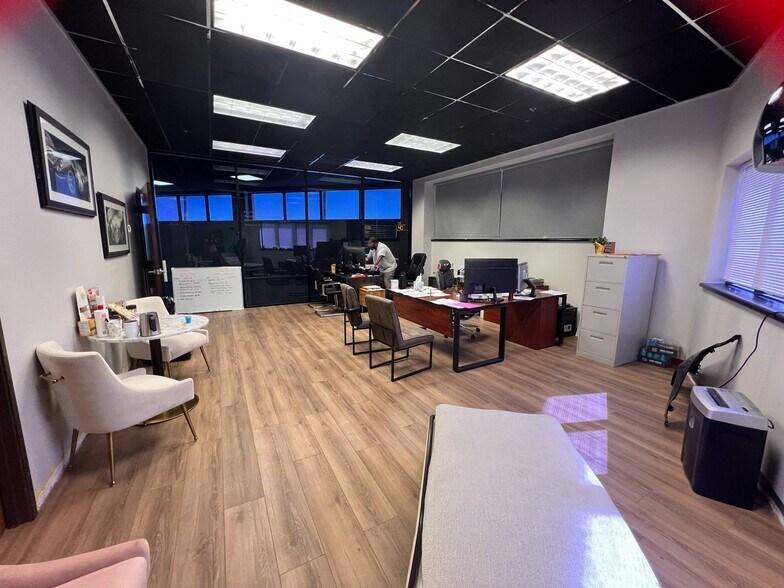 More Photos Of 8140 E Butherus Dr, Scottsdale Auto Dealership For Lease
