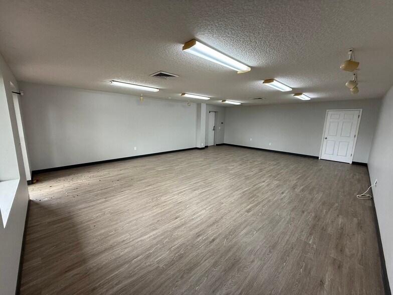 More Photos Of 850500 Us-17, Yulee Auto Repair For Lease