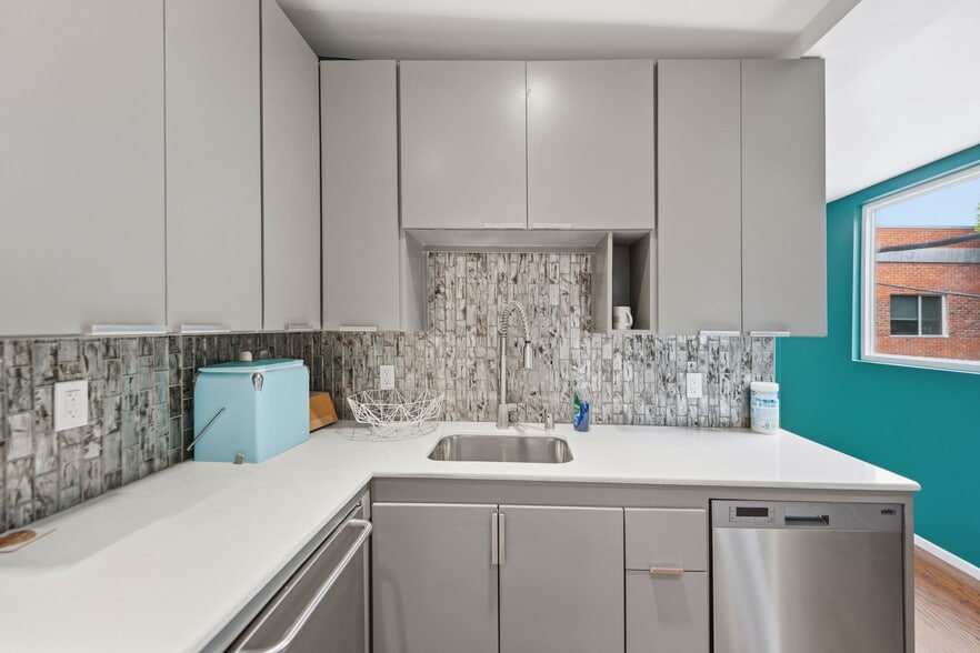 More Photos Of 1674 Corinth Ave, Los Angeles Office For Sale