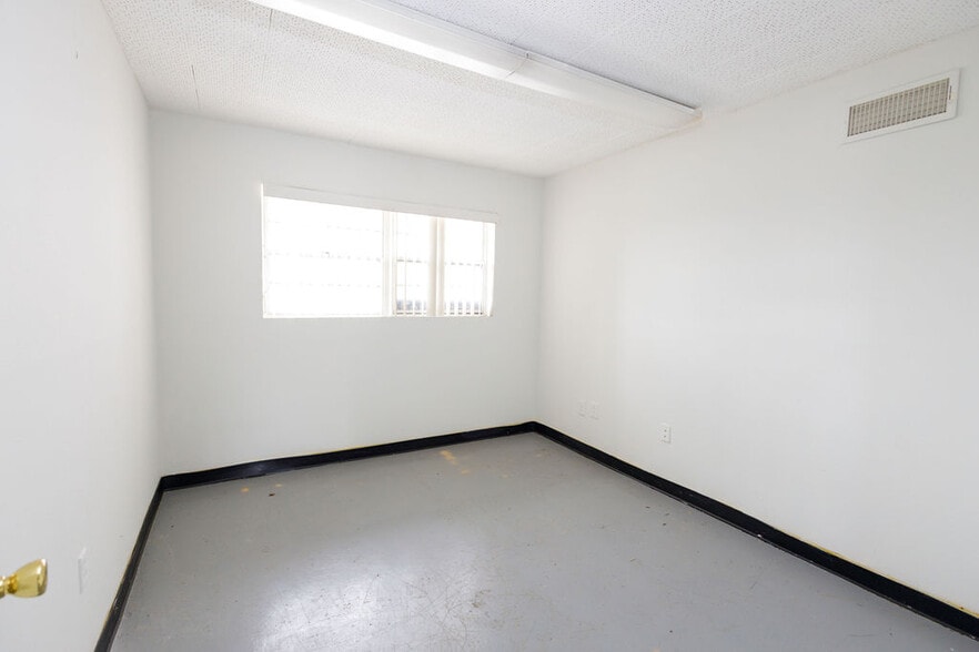 More Photos Of 2520 Hansrob Rd, Orlando Light Manufacturing For Lease