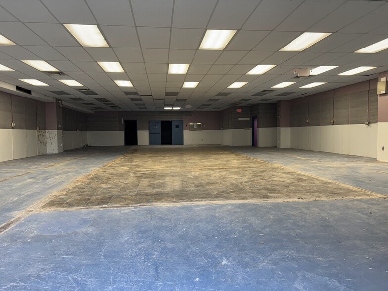 More Photos Of 900 W Chapel Rd, Asheville Showroom For Sale