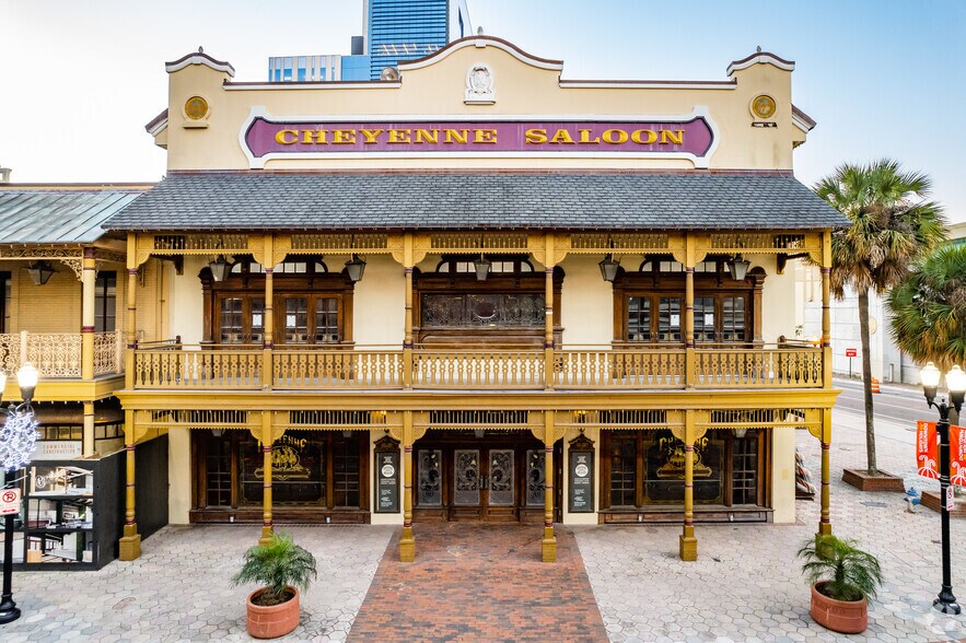 More Photos Of 128 W Church St, Orlando Bar For Lease