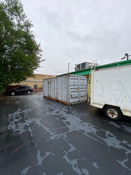 More Photos Of 930 W Illinois Ave, Aurora Freestanding For Sale