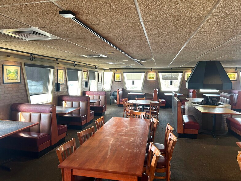 More Photos Of 5 Newport Dr, Forest Hill Restaurant For Lease