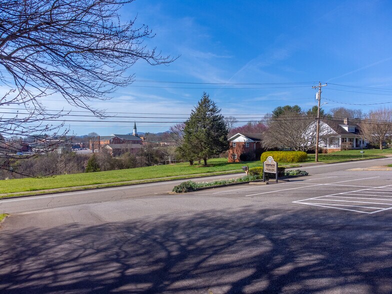 More Photos Of 156 White Oak St, Franklin Medical For Sale