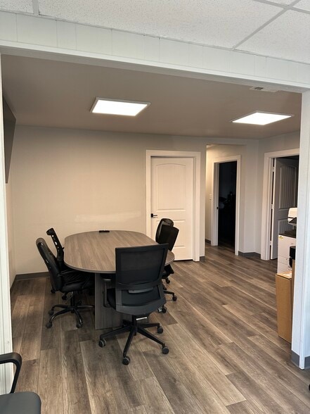 More Photos Of 4339 Centergate St, San Antonio Light Manufacturing For Lease