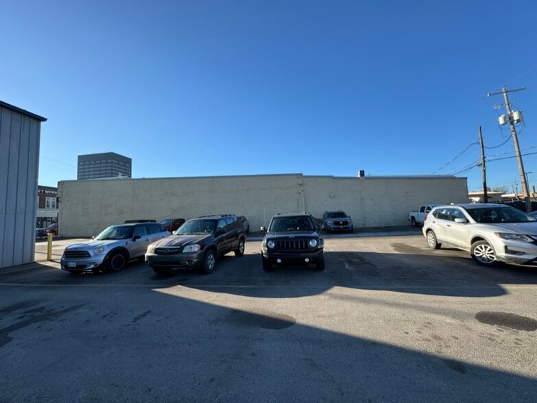 More Photos Of 417 SW Jackson St, Topeka Light Distribution For Lease