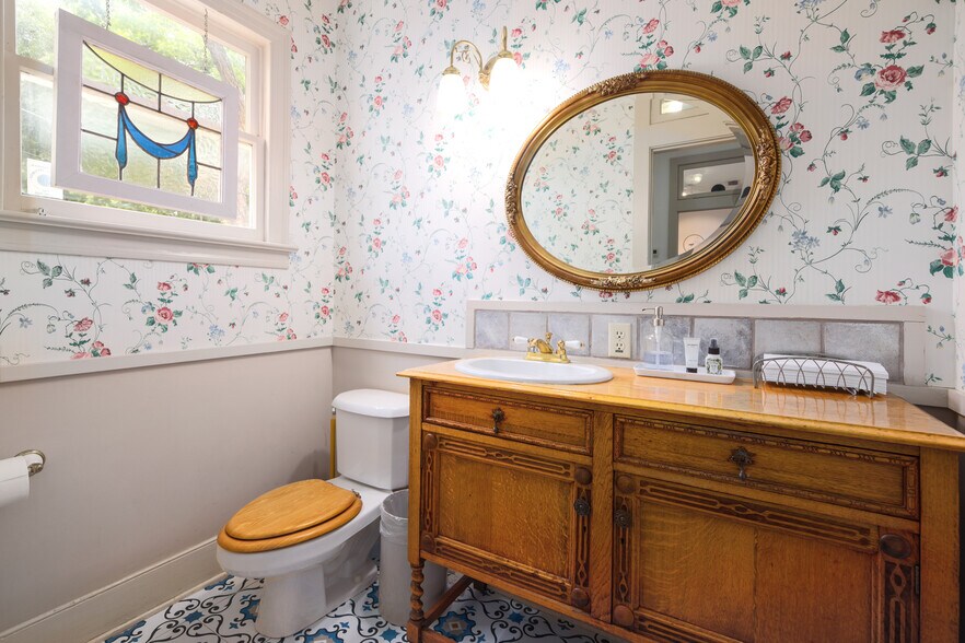 More Photos Of 1304 Guadalupe St, Austin Office For Lease