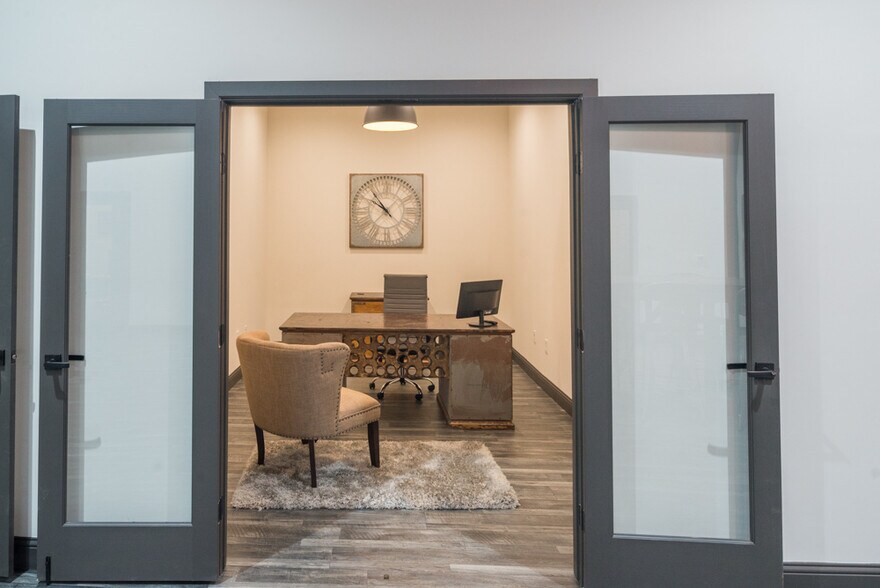 More Photos Of 1346 Motor Cir, Dallas Office For Sale