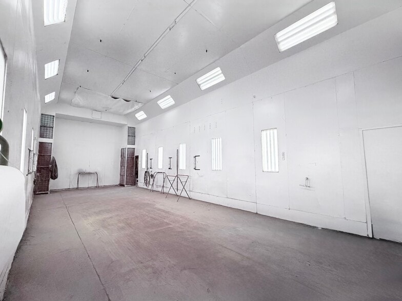 More Photos Of 701 SW 1st St, Oak Grove Industrial For Lease