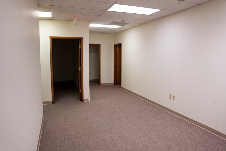 More Photos Of 704 S Illinois Ave, Oak Ridge Unknown For Lease