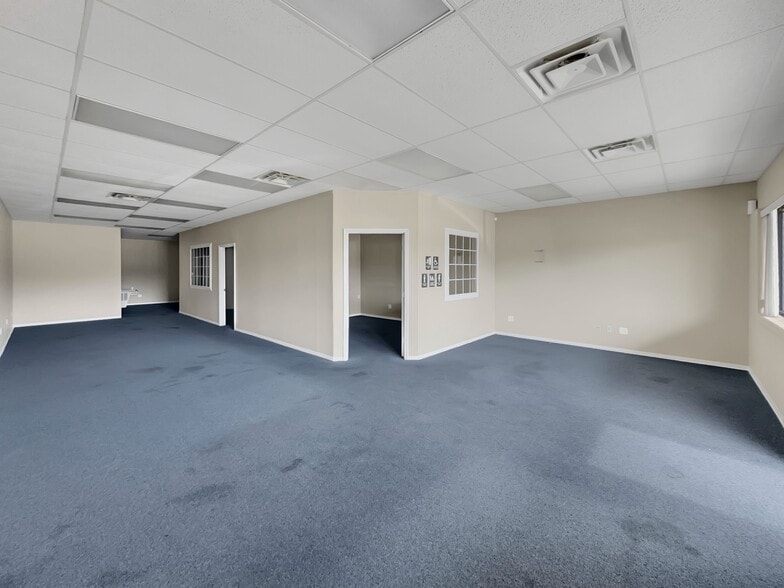 More Photos Of 101-117 32 Pky, Williamsburg Storefront For Lease