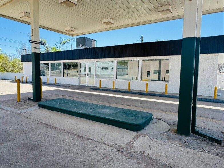 More Photos Of 506 E B St, McCook Service Station For Sale