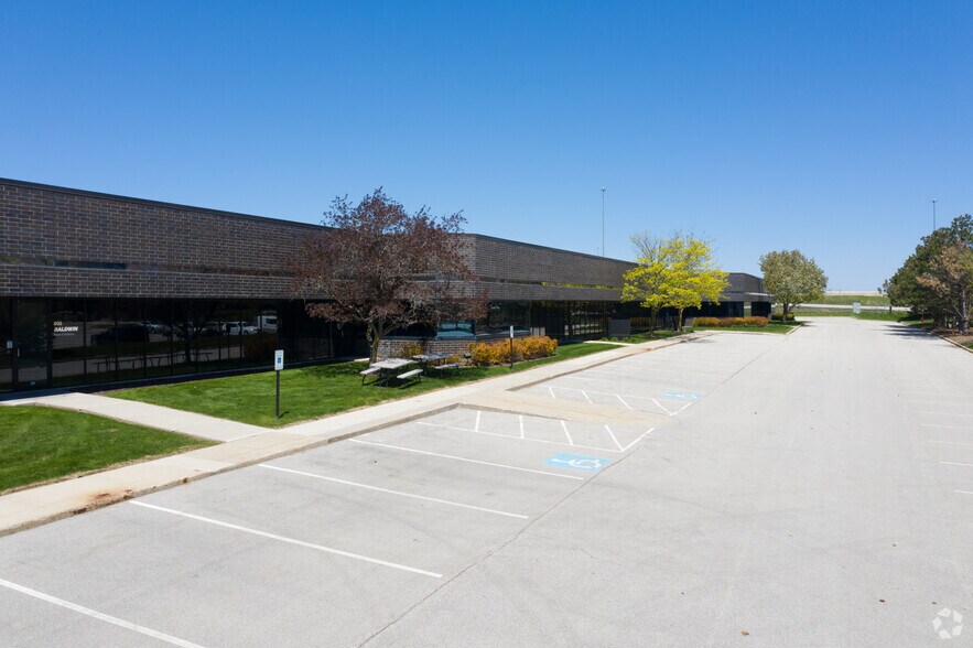More Photos Of 20900 Swenson Dr, Waukesha Office For Sale