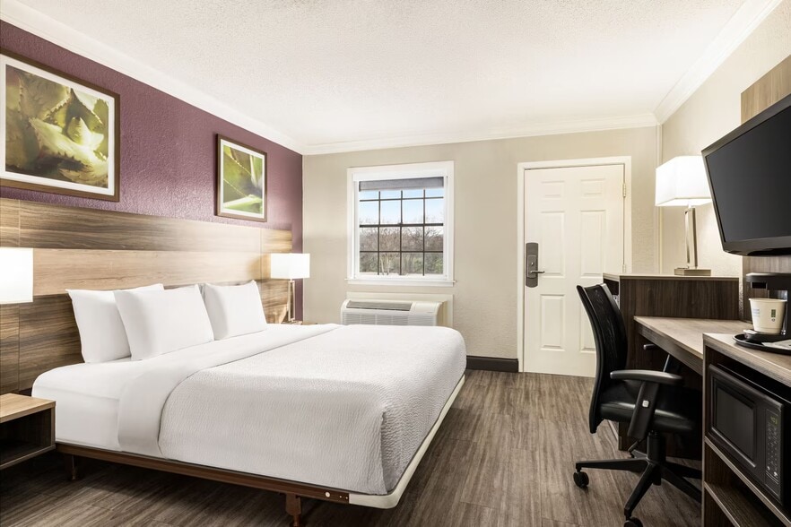 More Photos Of 6511 W Military Dr, San Antonio Hotel For Sale