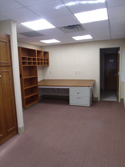 More Photos Of 411 Holmes St, Frankfort Light Distribution For Sale