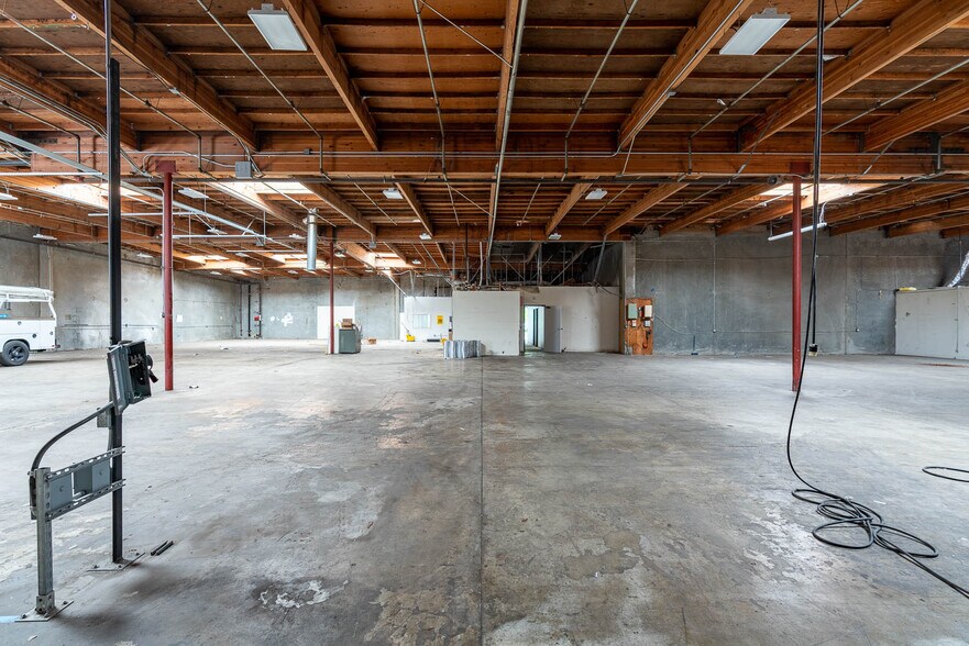 More Photos Of 220 Bernoulli Cir, Oxnard Manufacturing For Lease