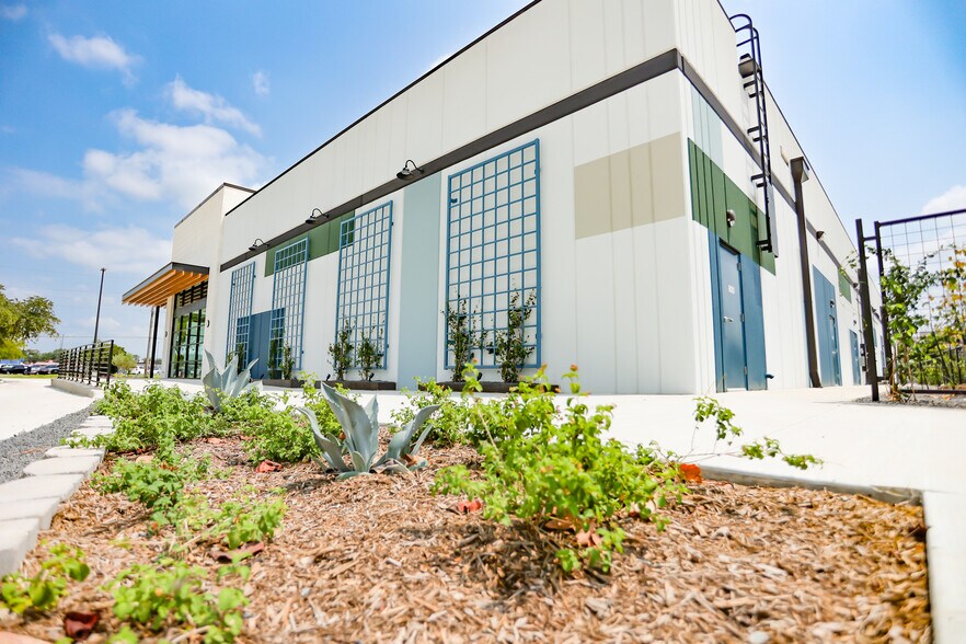 More Photos Of 1417 Graham Dr, Tomball General Retail For Sale