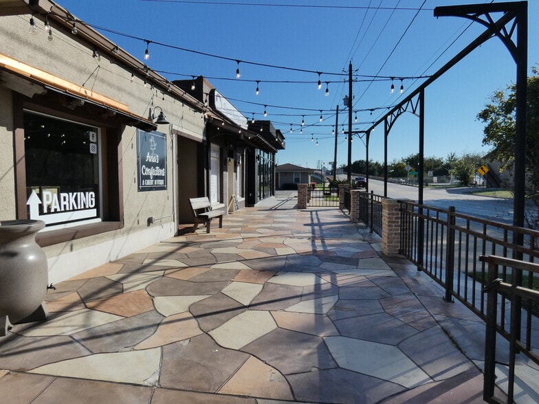 More Photos Of 1704 Avenue D, Rosenberg Specialty For Lease