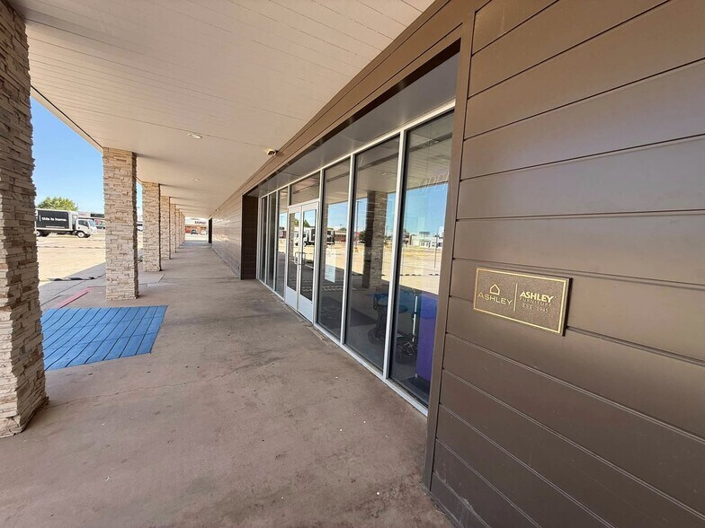 More Photos Of 1000 S Main St, Roswell Freestanding For Sale