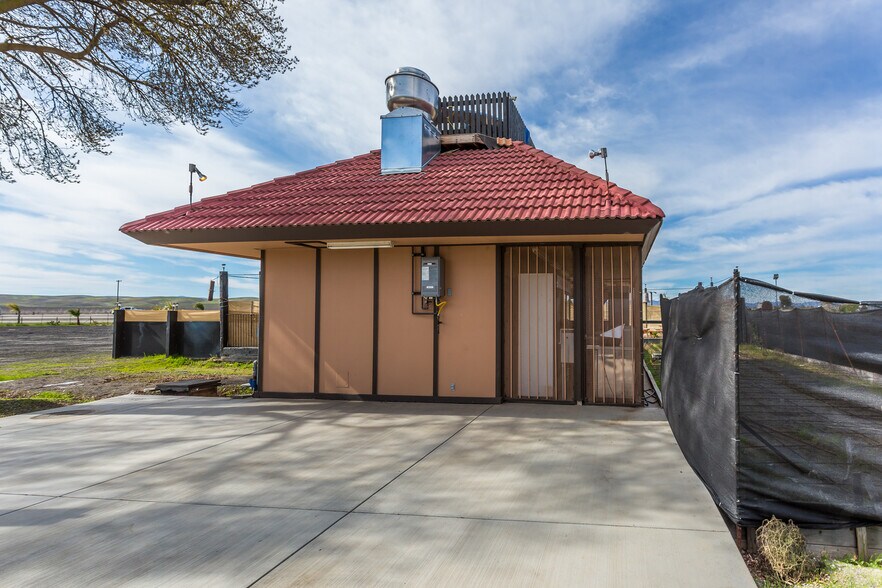 More Photos Of 4070 Country Rd 89, Dunnigan Restaurant For Sale