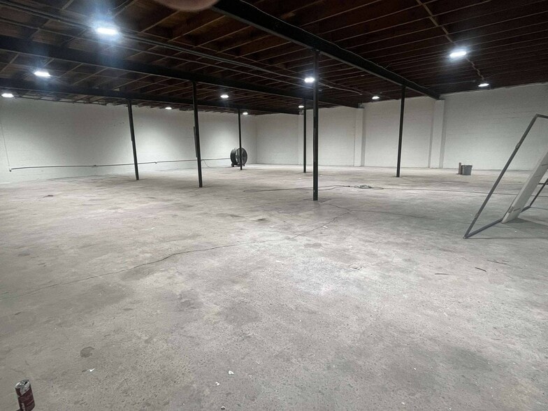 More Photos Of 913-915 Poplar St, Cayce Warehouse For Lease