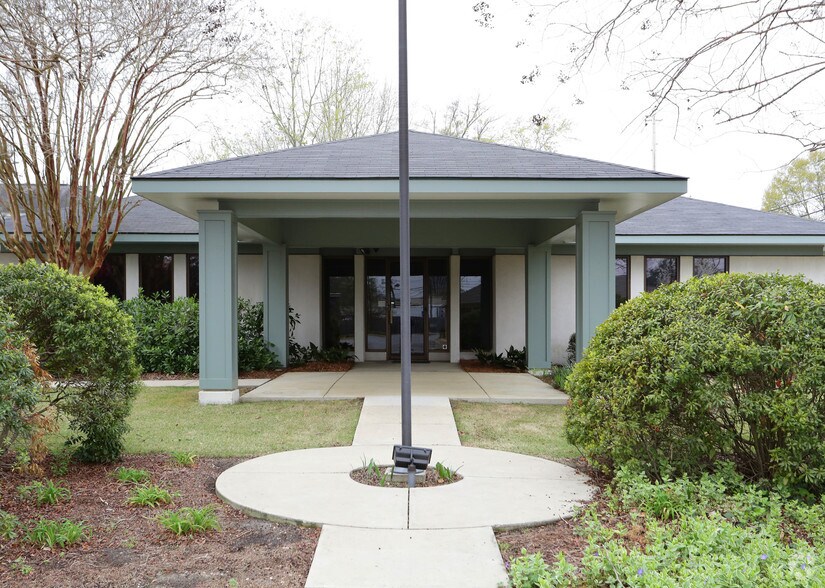 More Photos Of 1015 Peachtree Dr, Columbus Office Residential For Sale