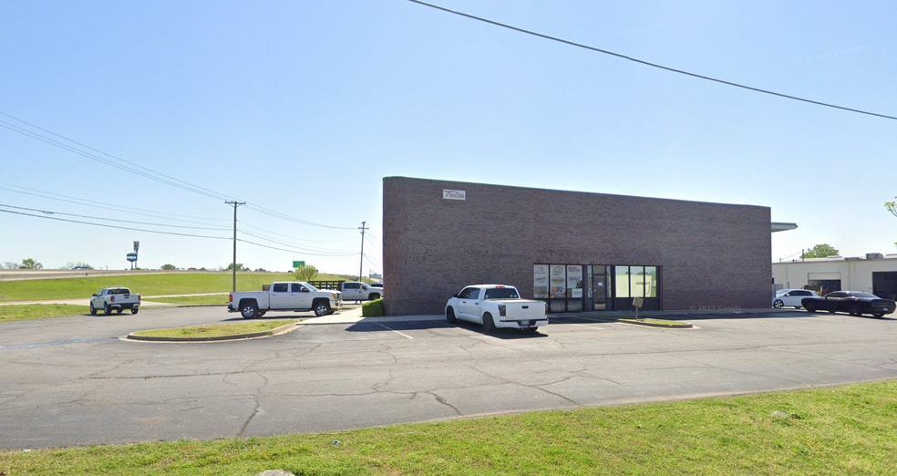 More Photos Of 9300-9322 E Broken Arrow Expressway, Tulsa Light Distribution For Lease