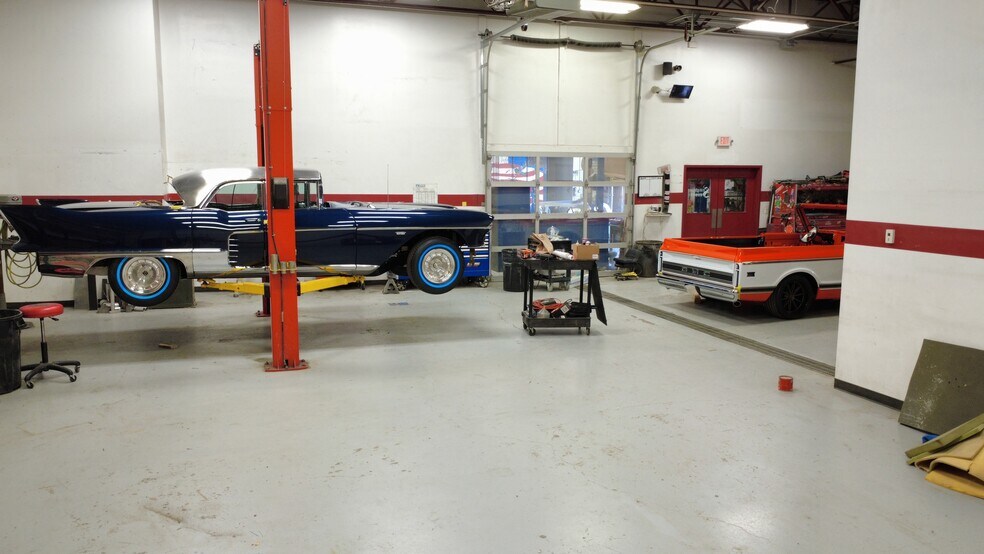 More Photos Of 1331-1333 Larc Industrial Blvd, Burnsville Warehouse For Lease