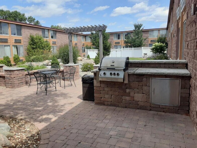 More Photos Of 3200 W Russell St, Sioux Falls Hotel For Sale