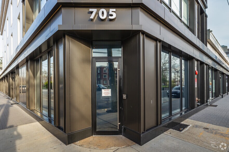 More Photos Of 705 Middle Neck Rd, Great Neck Coworking Space