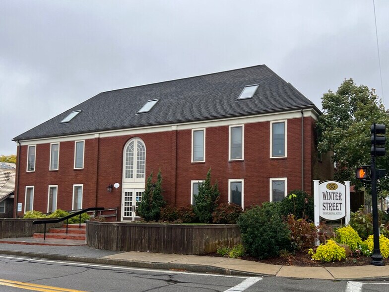 More Photos Of 35 Winter St, Hyannis Office For Lease