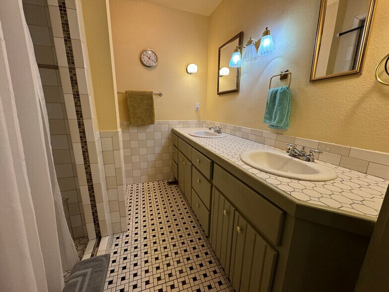 More Photos Of 224 W Chickasaw St, Tahlequah Hospitality For Sale