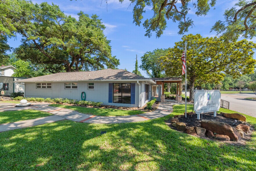 More Photos Of 1001 Avenue A, Katy Storefront Retail Office For Lease