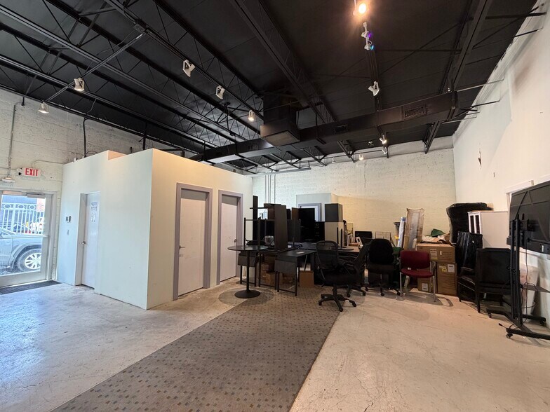 More Photos Of 3241-3249 NW 38th St, Miami Manufacturing For Sale