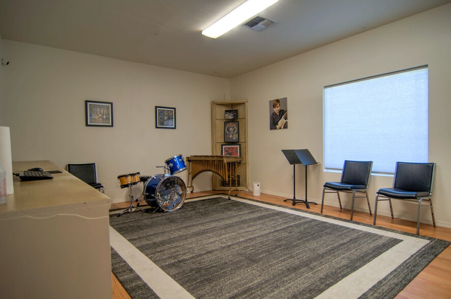 More Photos Of 1900 Belmont Loop, Woodland Storefront Retail Office For Lease