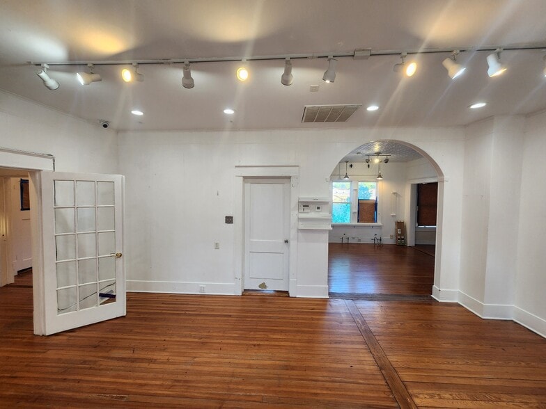 More Photos Of 3126 N St. Mary's, San Antonio Storefront Retail Office For Lease