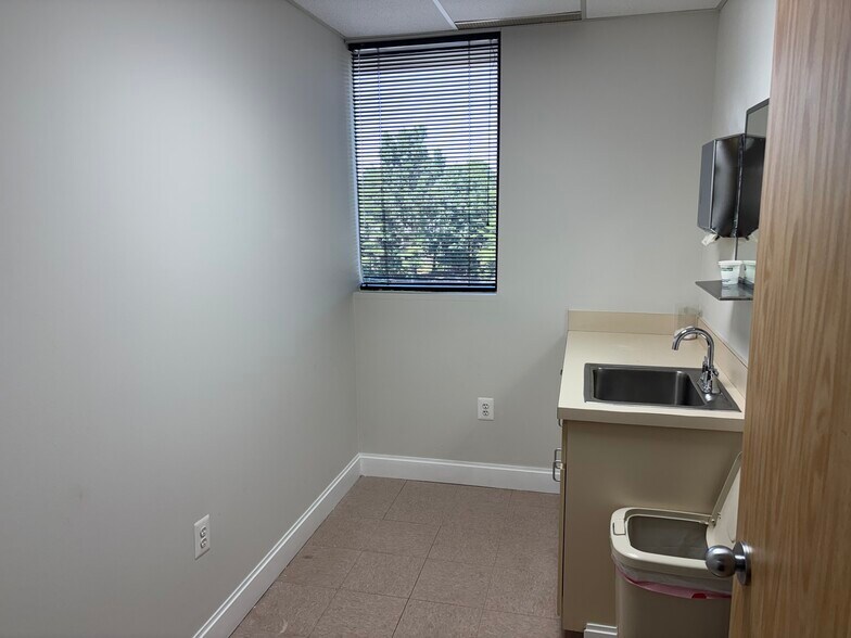 More Photos Of 1800 Town Center Dr, Reston Medical For Lease