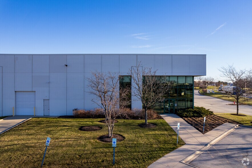 More Photos Of 340 W Crossroads Pky, Bolingbrook Warehouse For Lease