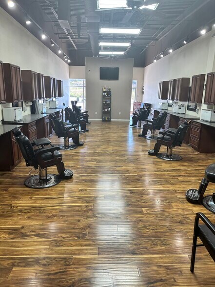 More Photos Of 21038 US Highway 281 N, San Antonio Storefront Retail Office For Lease