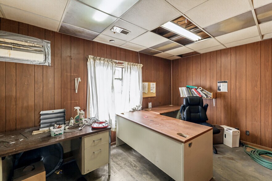 More Photos Of 3939 E 14th St, Des Moines Warehouse For Sale